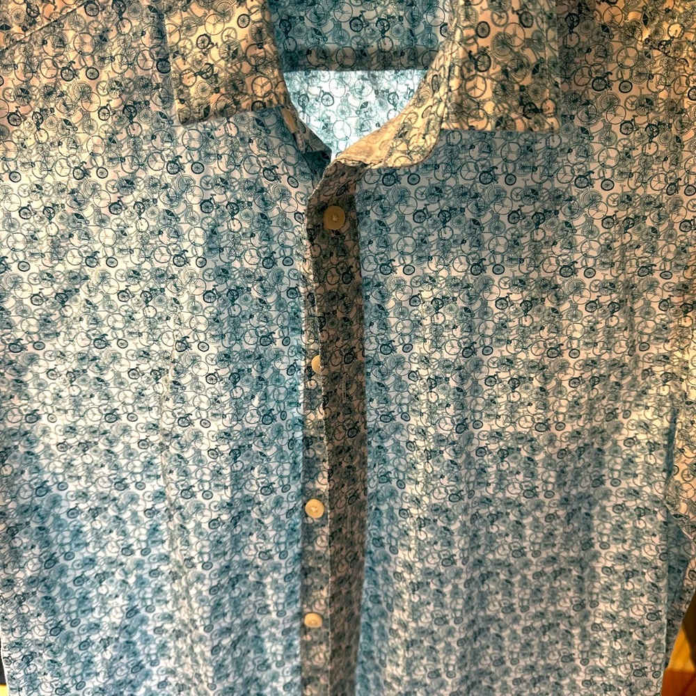 Untuck it size medium